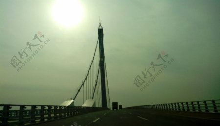 阳光下的胶州湾大桥图片