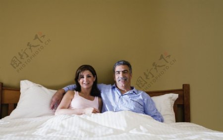 床上的夫妻图片