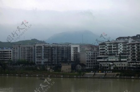 雨雾山城图片