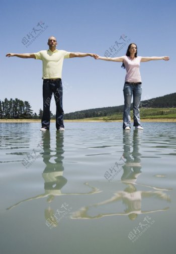 水面上的情侣图片