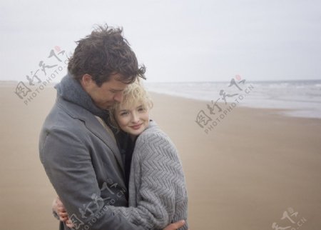 海边度假的浪漫情侣图片