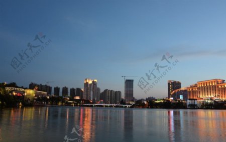 民歌湖夜景图片