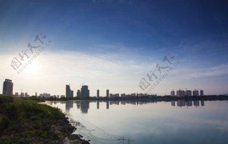 城市风景湖塘图片
