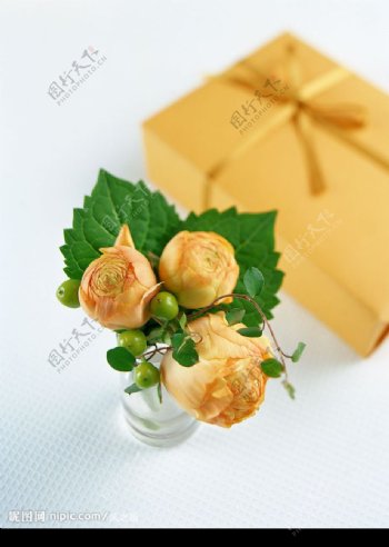 鲜花与礼盒图片