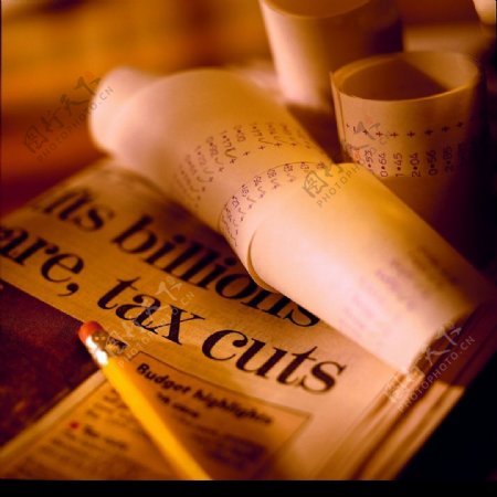 办公桌上的报纸税单以及铅笔图片
