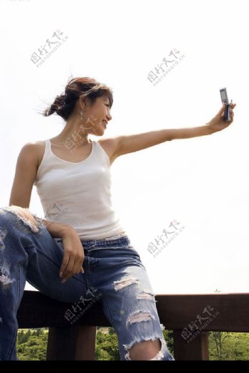 女人与手机图片