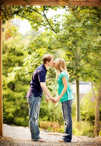 情侣亲吻牵手公园图片