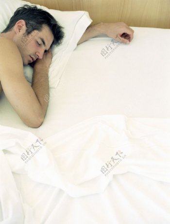 睡觉的男人图片