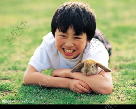 儿童与小兔图片