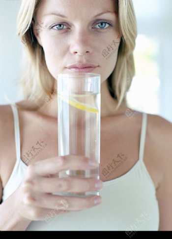 喝水的女人图片