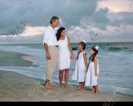 海边一家人图片