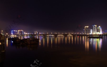 清远北江河雨后夜景图片