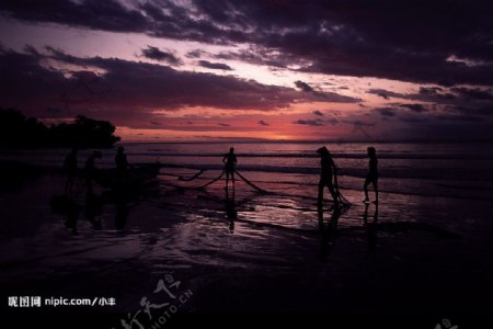 黄昏海边渔民图片
