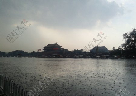 天安门广场大雨图片