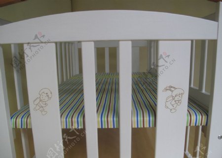 白色婴儿床图片