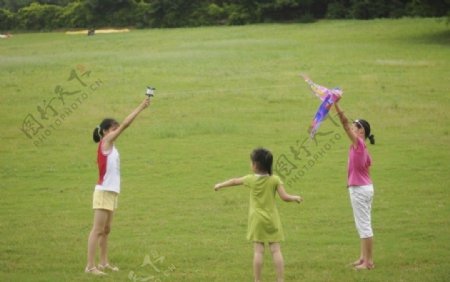在公园里放风筝的孩子们图片