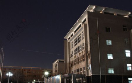 夜幕下的教学楼图片