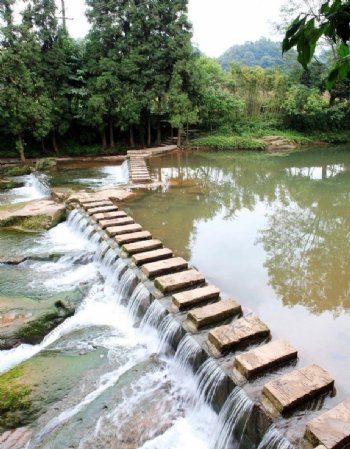 溪流石道图片