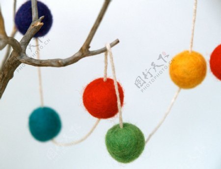 彩虹颜色节日圣诞树挂球装饰图片