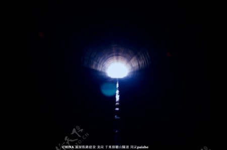 铁建中黑暗的千米隧道图片