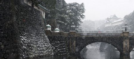 东京鹅毛大雪中的皇宫二重桥图片