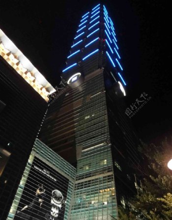 仰望黑夜中的台北101大楼图片