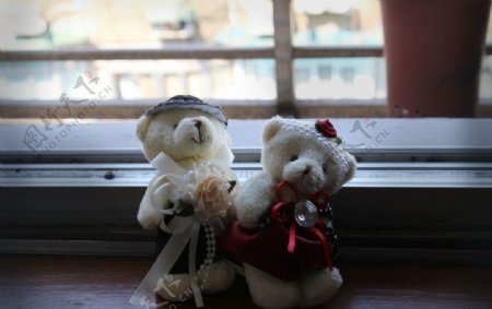 窗台的小熊情侣图片