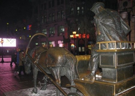 哈尔滨中央大街百年铜车马图片