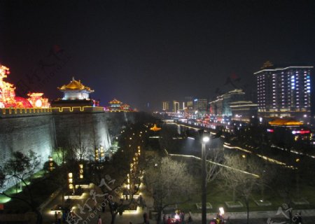 西安城墙外夜景图片