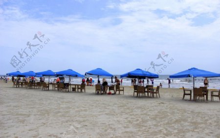 北海银滩蓝色遮阳伞图片