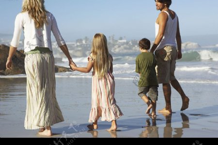 一家人海边散步图片