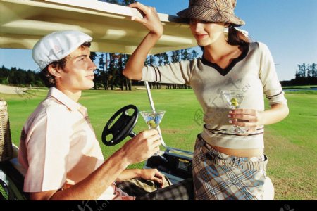 男士女士和高尔夫球车图片