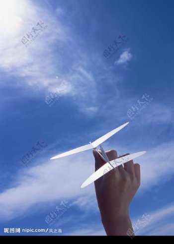 放纸飞机图片
