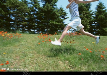 少女在鲜花丛中奔跑图片