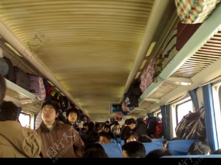 春节返乡途中拥挤的车厢图片