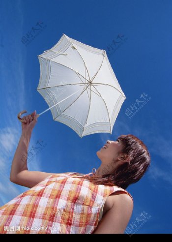 撑太阳伞图片