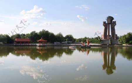 通辽市西拉木伦公园湖面景色图片
