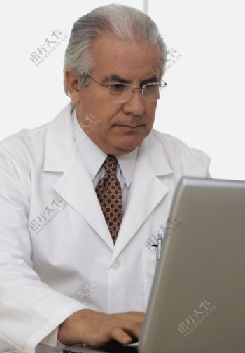 笔记本电脑工作的医生图片