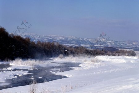 河流山峰雪景图片