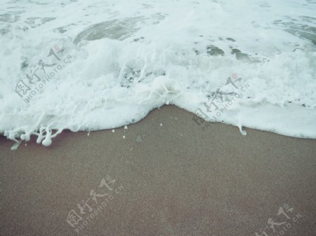 清澈沙滩海浪图片
