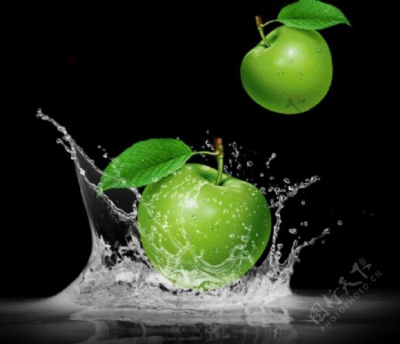 苹果落水飞溅水花图片