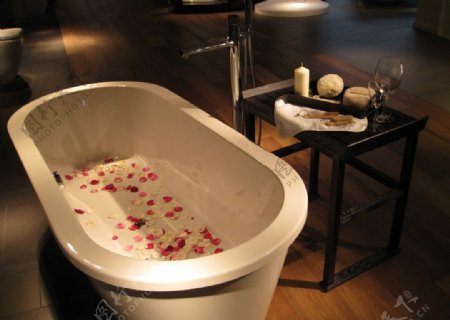 椭圆形独立浴缸图片