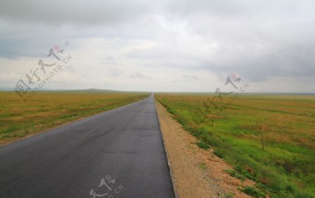 内蒙大草原的锡盟马路图片