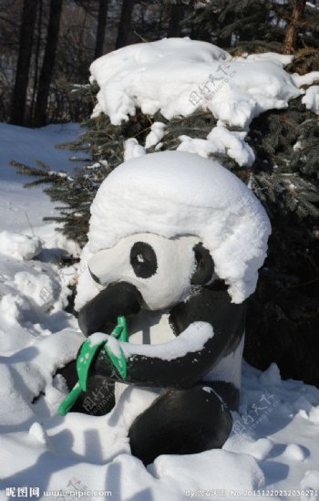 小熊垃圾筒雪景图片
