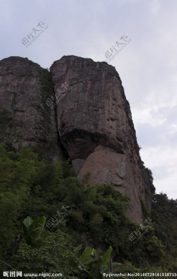 南台山悬崖峭壁丹霞地图片