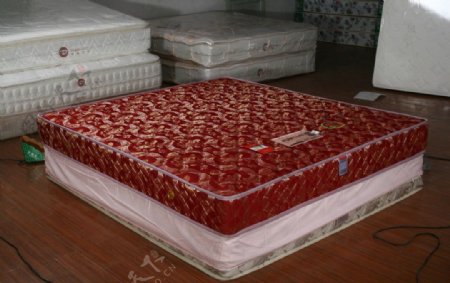 红底白色暗花纹厚床垫图片