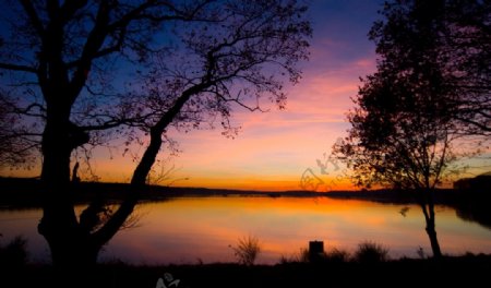 落日余晖湖面剪影图片