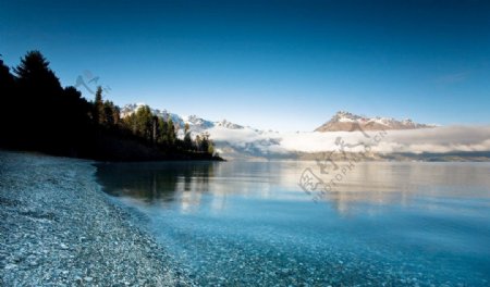 湖泊雪山美丽风光图片