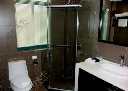酒店客房卫生间图片