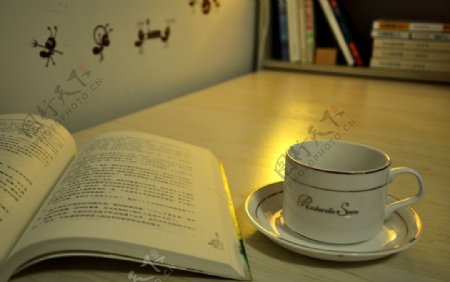 咖啡杯和书图片